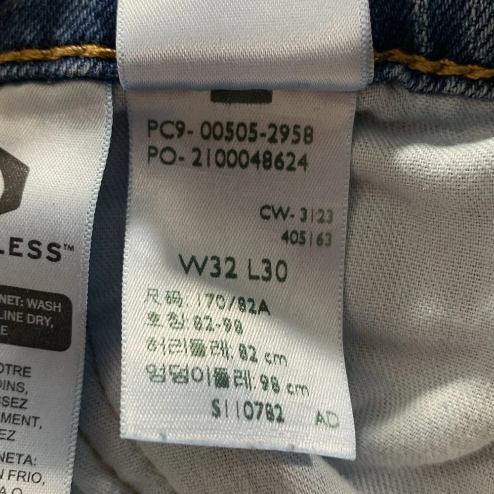 Levi’s 505 Medium Wash Straight Leg Button‎ Fly Jeans size 32